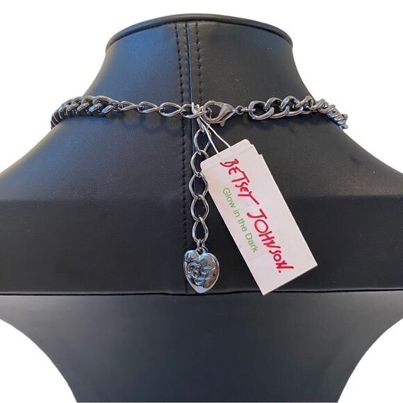 Betsey Johnson Glow-in-the-Dark Jeweled Cat Mask Pendant on Gun Metal Chain - Picture 4 of 7